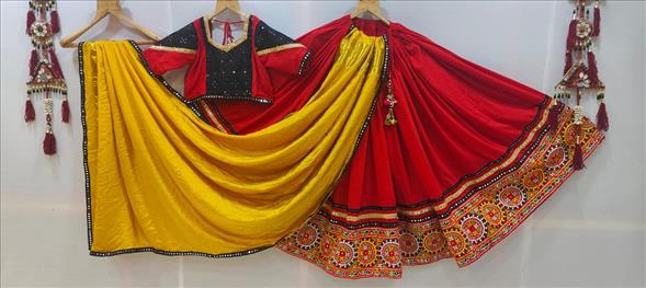 8100 RED BLACK CHANIYACHOLI NAVRATRI CHANIYACHOLI K B Dresswala